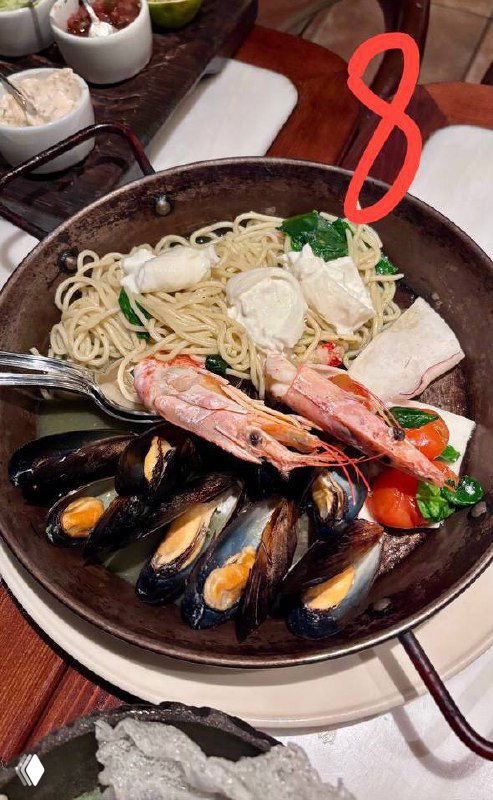 Большая тарелка с ассорти из морепродуктов и лапшой — паста №8, богатая подача с креветками и мидиями, ресторанная подача.