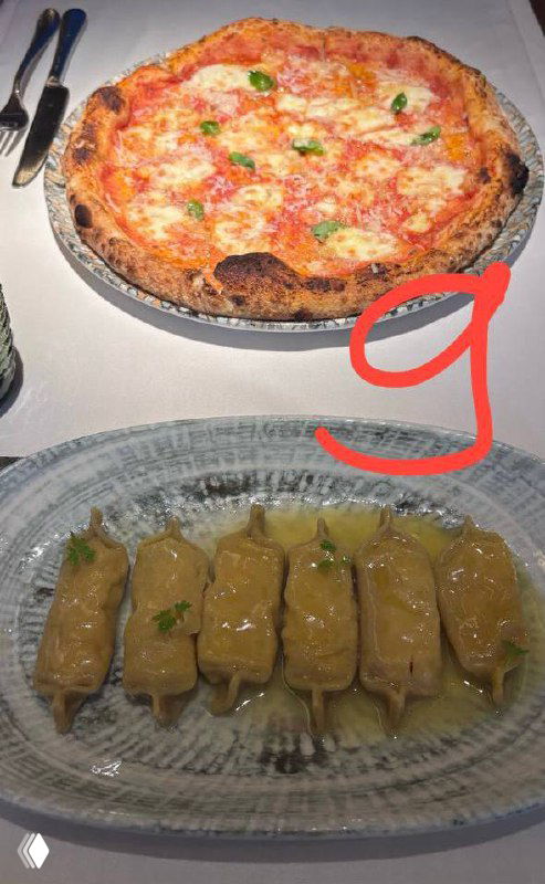 Классическая пицца и рядом фарфалле в соусе — паста №9 в подборке, домашняя текстура теста и традиционная итальянская сервировка.