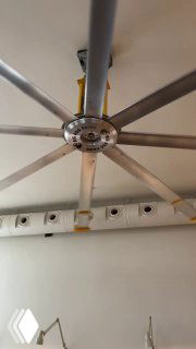 Потолочный вентилятор в интерьере заведения, металлические лопасти и часть потолка, на которое обращает внимание автор поста (P.S.).