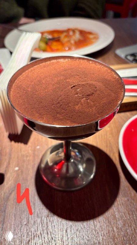 Тирамису в металлической коктейльной пассете, ровный слой какао сверху, подача в высокой посуде, фото из дегустации.