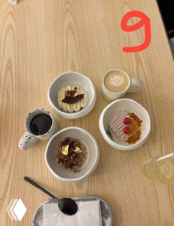 Несколько порций тирамису разной текстуры на столе с чашками кофе и ложкой — сравнительный фотонабор из дегустации.