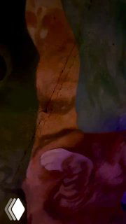 Интимный крупный план интерьерного фрагмента бара с мягкой цветной подсветкой и декоративными элементами на потолке, ретро‑атмосфера.