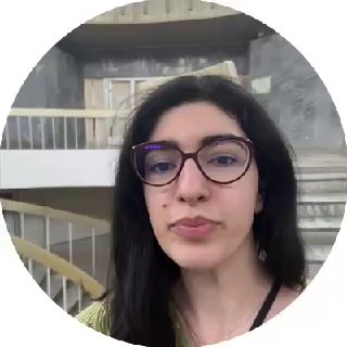 Портрет автора на фоне лестницы: лицо в кадре на фоне ступеней и перил библиотеки, эмоциональный снимок посетительницы.
