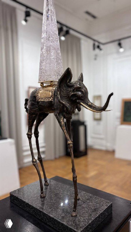 Скульптура слона на длинных тонких ногах в стиле Сальвадора Дали, металлическая фактура и постамент, интерьер выставочного зала