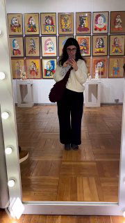 Фотография авторефлексии автора поста в зеркале зала с портретами Пикассо на заднем плане, посетитель делает селфи в экспозиции