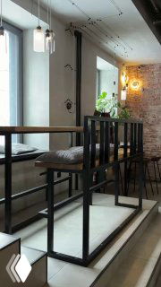 Интерьер кофейни: светлое помещение с высокими столами, деревянными лавками и минималистичной мебелью — уютная атмосфера для перекуса.