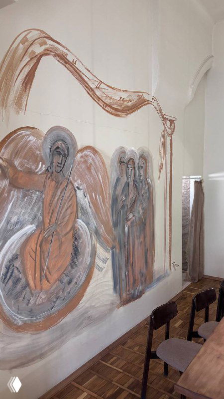 Фрагмент настенной росписи с иконописными мотивами на фоне светлой стены внутри трапезной при монастыре, художественная роспись.