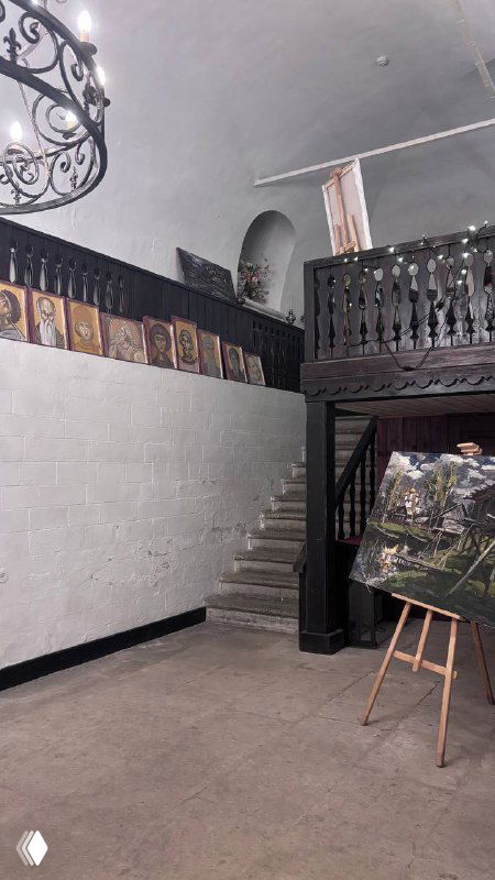 Внутренний вид трапезной или кофейни с лестницей, галереей и мольбертом — атмосферное пространство внутри монастырской трапезной.