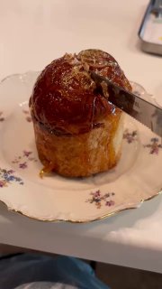 Крупный план кулича: хрустящая карамельная шапка, момент разбивания корочки и заметные слои крема внутри