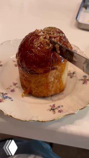 Крупный план процесса разбивания хрустящей карамельной шапки кулича: видна текстура карамели и мякиша внутри.