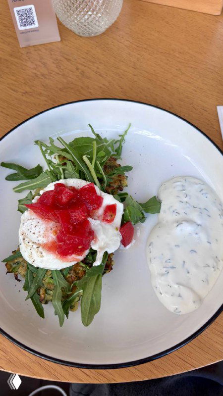 Блюдо с зеленью, мягким сыром и соусом на стороне; салатный акцент и свежие ингредиенты в пасто-баре Nobo, вид сверху на тарелку.