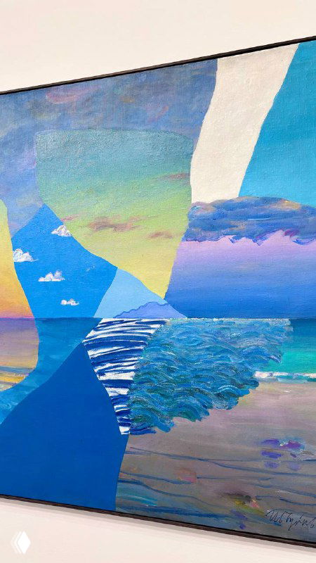 Крупный фрагмент абстрактной картины в зале МАММ: насыщенные голубые и бирюзовые пласты, градиенты и текстуры, характерные для серии работ.