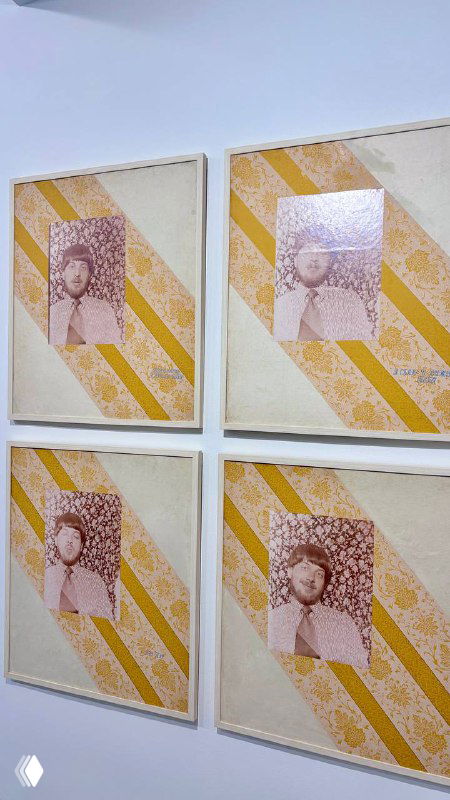 Четыре оформленные графические листа в белых рамах с диагональными жёлтыми полосами и ретро-фотопечатями — стенд выставочной композиции.