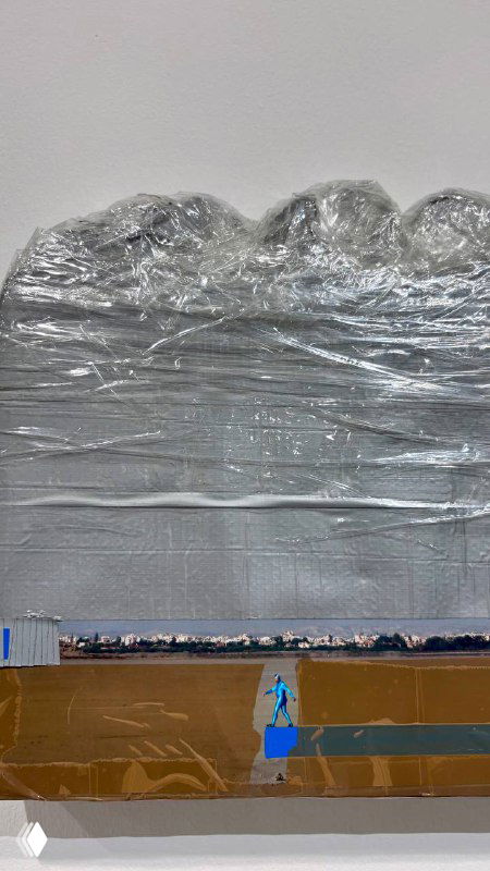 Панорамный фрагмент работы с объёмной серебристой фактурой и горизонтальными слоями, установленной на небольшой подиум в зале.