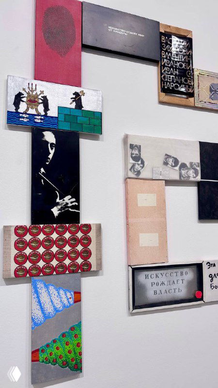 Коллаж из разных печатных и графических листов, собранный в свободной форме на стене — сочетание исторических и современных отсылок.