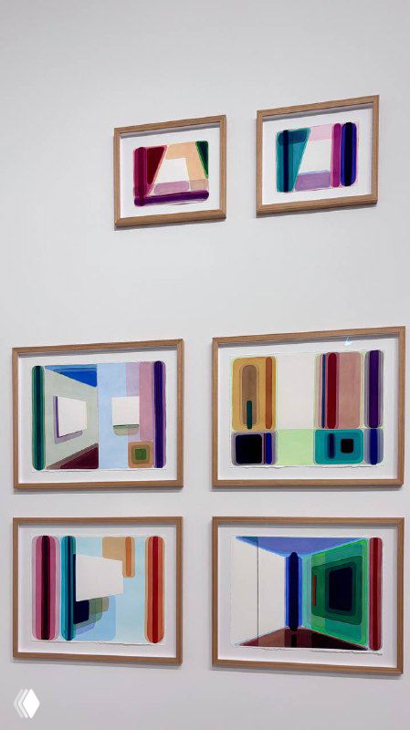 Набор геометрических мини-картин в рамках: строгие формы, пастельные и контрастные цвета, аккуратно развешанные группой на стене.