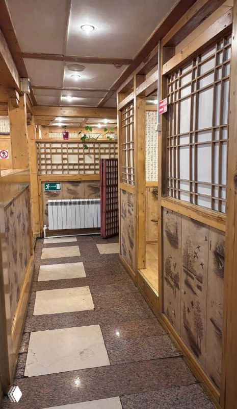 Узкий коридор внутри заведения с деревянными перегородками и небольшими кабинками для посетителей — типичная атмосфера некоторых корейских точек.