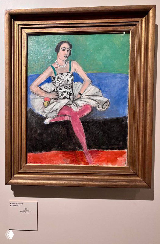 Фотография картины в золочёной раме: танцовщица в белом костюме с розовыми чулками на зелёном фоне, музейная этикетка рядом.