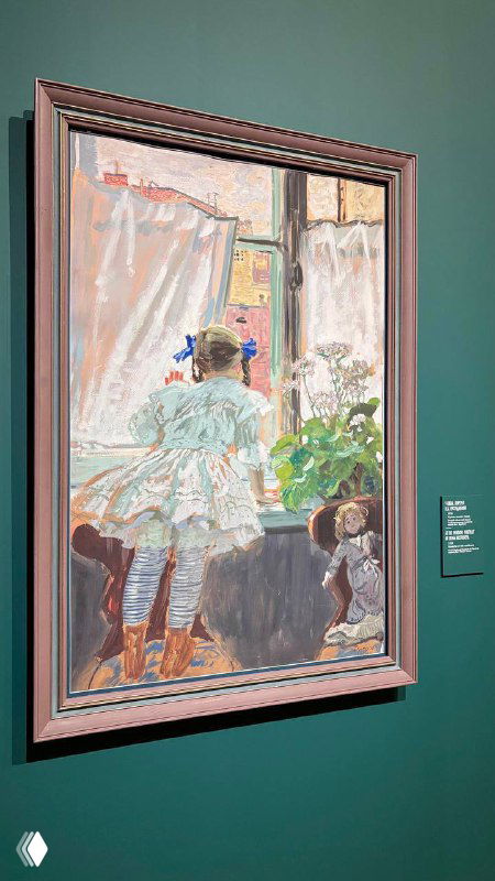 Картина Кустодиева: женщина в белом у окна, мягкий дневной свет, интерьерный мотив и рама на зелёной стене в Третьяковке.