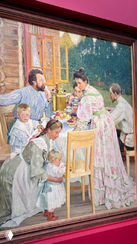 Семейная сцена Кустодиева: застолье на веранде, мать и дети, тёплые тона и подробные бытовые детали в музейной экспозиции.