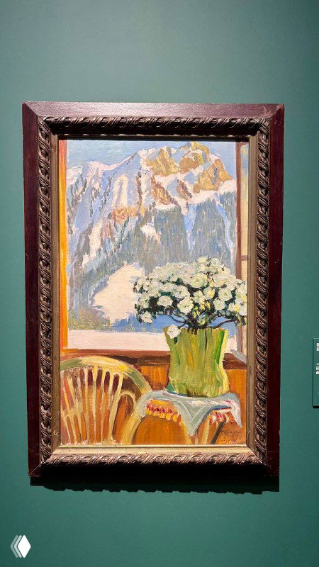 Пейзаж с вазой и горным фоном: яркие мазки, контрастный натюрморт на фоне гор и оформленная рама на стене музея.