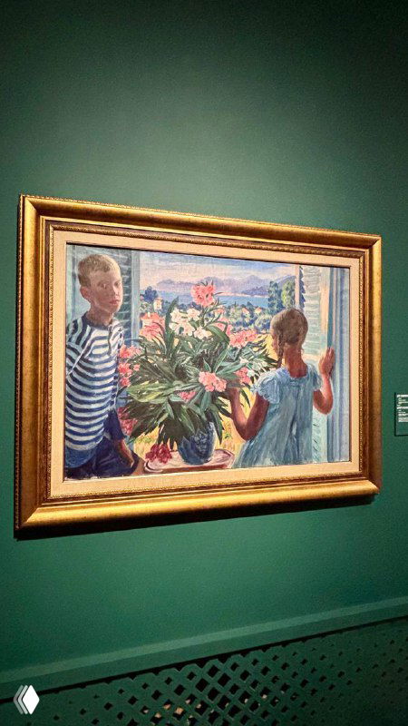 Картина с детьми и комнатным растением: светлая палитра, бытовая сцена и рама на зелёной стене выставки Кустодиева в Третьяковке.