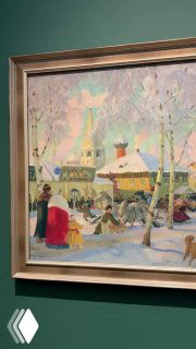 Картина зимней ярмарки и гуляния: фигурки людей на снегу, уютные тона и динамика сцены в экспозиции Третьяковской галереи.