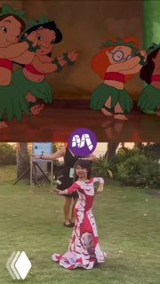 Танец хулу в кадре: несколько исполнителей в традиционных костюмах и автор, повторяющий движения на природе — сравнение танцевальных образов.