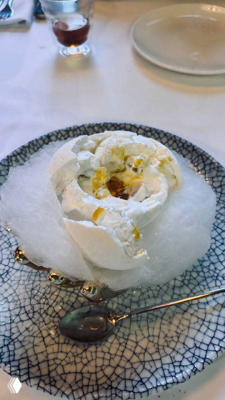 Десерт с воздушной сахарной подачей в форме цветка на тарелке — креативная сладкая позиция в меню ресторана Christian на Кутузовском