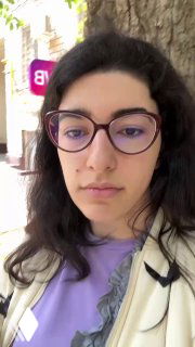 Крупный план селфи автора в очках на городском фоне возле места проведения поп‑апа; кадр показывает атмосферу улицы и присутствие посетителей