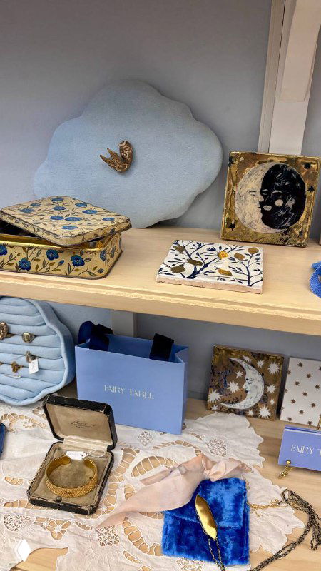 Стеллаж с изящными коробочками, шкатулками и украшениями: нежные текстуры, бархат и металлические детали в витрине магазина усадьбы.