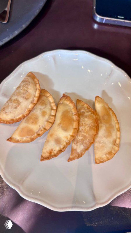 Порция чебуреков с икрой на белой тарелке: аккуратно обжаренные мини-чебуреки, ровная аппетитная корочка и простой минималистичный сервиз.