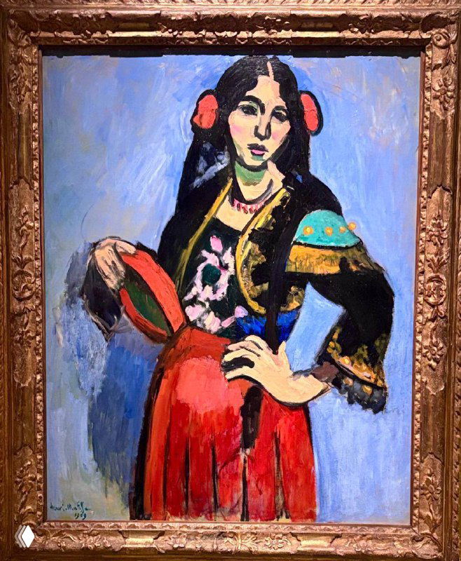 Картина в золотой раме: женщина в национальном костюме, яркие контрастные цвета и характерная фовистская манера исполнения.