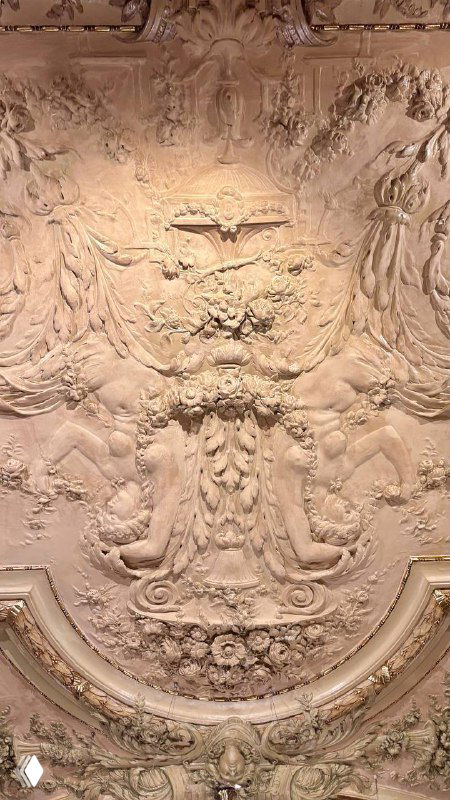 Барельефная лепнина и архитектурный декор потолка ресторана Savoy: сложные орнаменты, ангелы и классическая резьба вблизи.