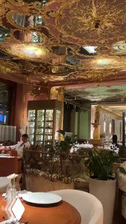 Панорамный вид на большой зал ресторана Savoy с зеркальными потолками, золочёными элементами и расстановкой столов в классическом стиле.