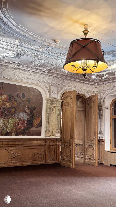 Интерьер зала усадьбы Салтыковых-Чертковых: декоративная лепнина, роспись потолка и деревянная панель с живописным мотивом в Москве
