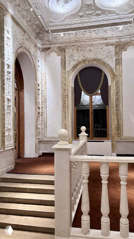 Парадная лестница и декоративные балюстрады усадьбы с богатой лепниной и арочными проемами в классическом стиле в Москве