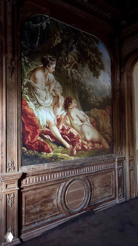 Живописная настенная картина в рамках и деревянная панель под ней — один из натюрмортных залов усадьбы с музейной атмосферой