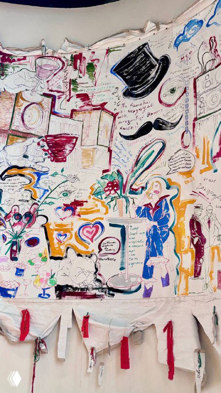 Большая настенная роспись в кафе Flaner: яркие абстрактные рисунки и декоративные элементы с текстильными фрагментами внизу.