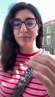 Селфи-кадр участницы мастер-класса на улице: лицо в очках и рука, показывающая жест, на фоне фасада здания и неба.