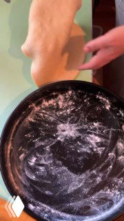 Раскатывание теста вручную на рабочей поверхности: толстые листы песочного теста, видна посыпка мукой на форме.