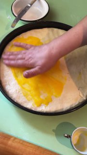 Смазывают поверхность теста желтком или яйцом кисточкой в форме, готовят корочку перед нарезкой и выпечкой.