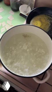 Кипящая кастрюля с подсоленной водой, в которой будут вариться кусочки теста для татар бераги — этап варки, домашняя плита и пузырьки.