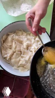 Ложка поливает отваренные кусочки теста растопленным сливочным маслом — сочетание масла и горячих кусочков для подачи татар бераги.