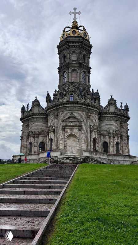 Знаменская церковь в усадьбе Дубровицы: фронтальный вид с лестницей, барочные детали фасада и драматичное пасмурное небо.