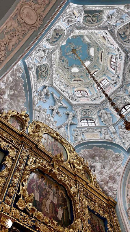 Интерьер Знаменской церкви: расписной свод, иконостас и лепнина в пастельных тонах с изящной позолоченной отделкой.