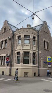 Фасад посольства в стиле голландского домика с характерной кровлей и декоративными элементами — примечательное здание в районе Смоленской.