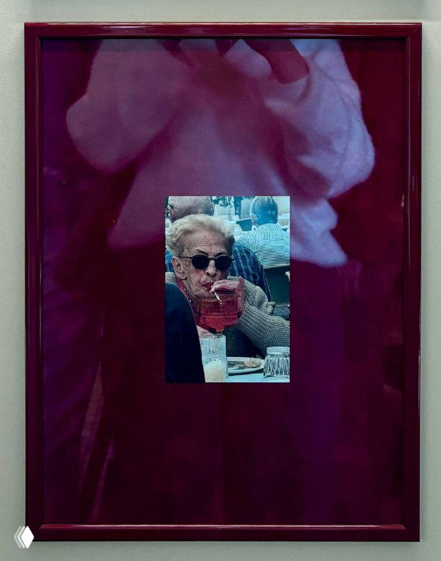 Фрагмент художественной фотографии в рамке на стене ресторана — одна из смешных и свободных работ, упомянутых автором.