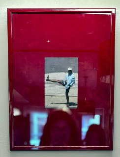Ещё одна рамка с фотографией на насыщенном фоне, видны отражения и часть зала, художественная и свободная подача изображений.