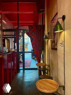 Интерьер Mini Turkish Spot: узкий красный коридор, ковры, лампы, барная стойка и небольшие столики — атмосферный уютный формат.